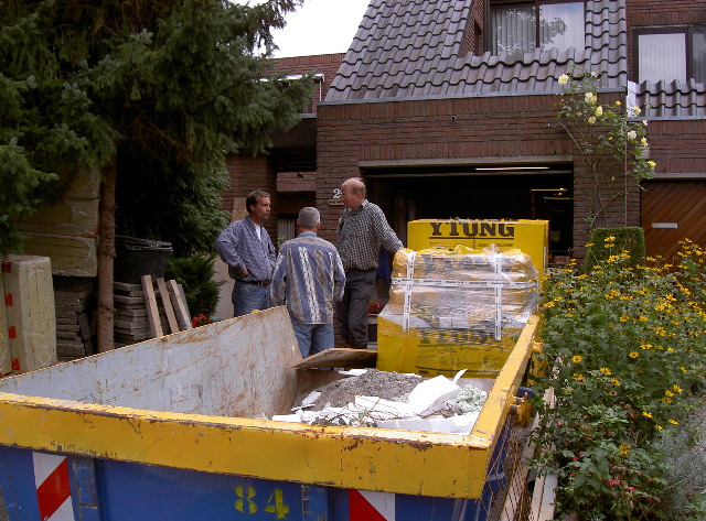 De metselaars inspecteren de werkplek