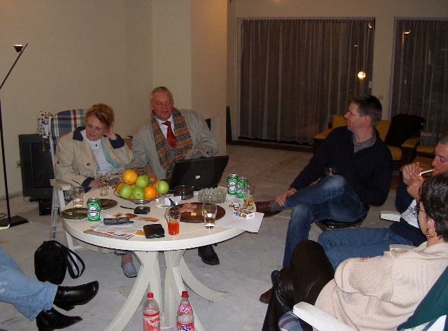 Op de achtergrond