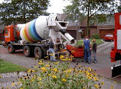 Betontransport op rupsbanden