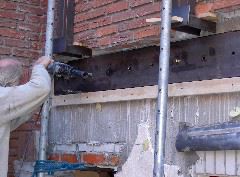 Vastzetten staal op betonvloer
