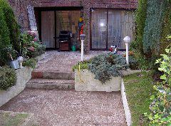 De tuin bestraat
